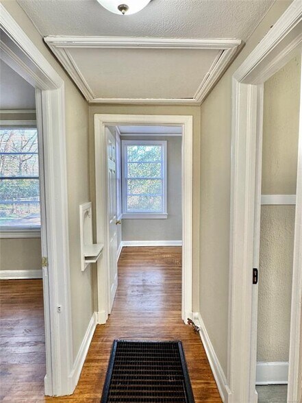 Building Photo - 115 Oak Forest Dr