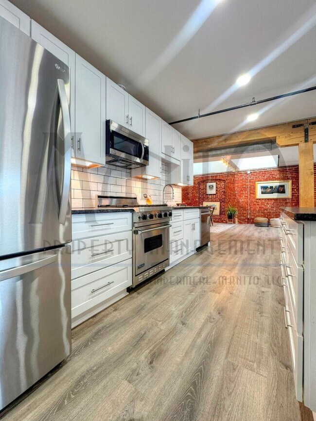 Building Photo - Stunning & Spacious Penthouse Condo
