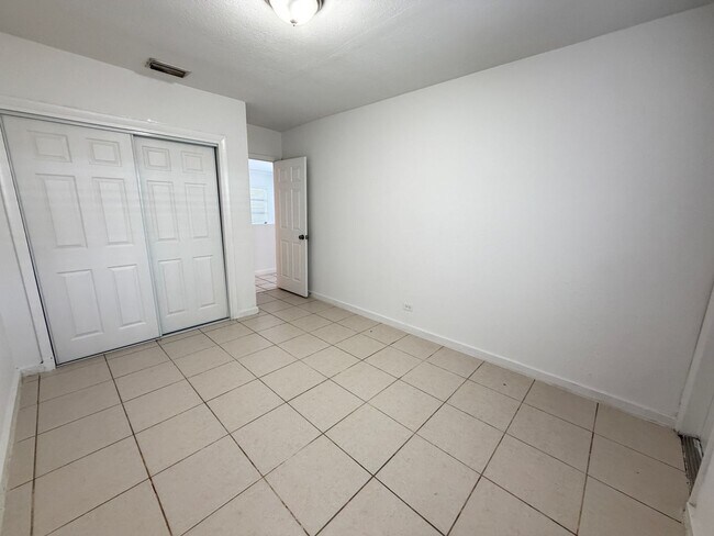 Building Photo - 715 SW 14th Ave