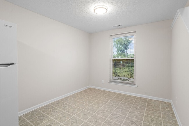 Building Photo - 2401 Greenwood Dr