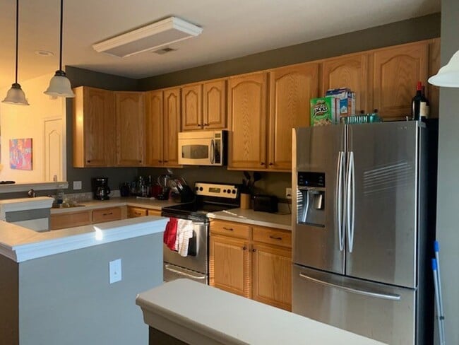 Building Photo - Beautiful 3 bedroom home with room for everyone & pets!