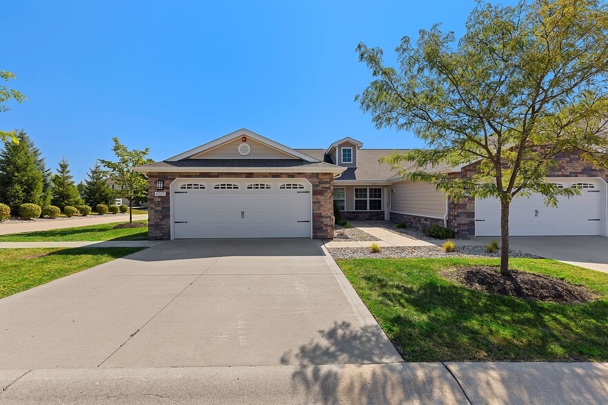 Building Photo - Redwood Westfield Myra Way