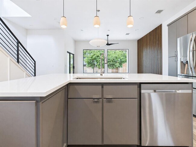 Building Photo - 4402 Mt Vernon Dr