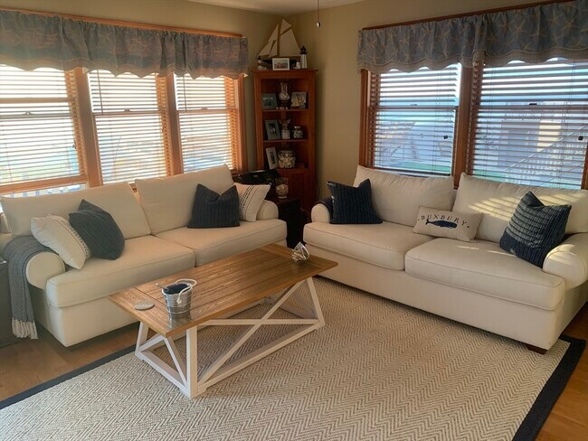 Building Photo - 61 Ocean Rd N