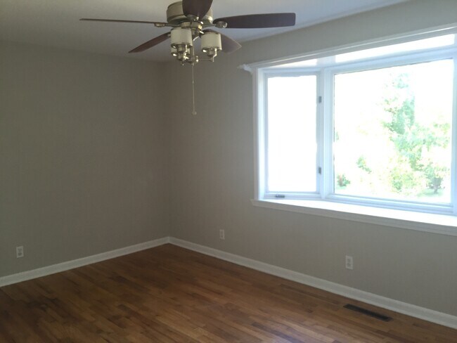 Building Photo - Remodeled 3BR in Guilford Hills
