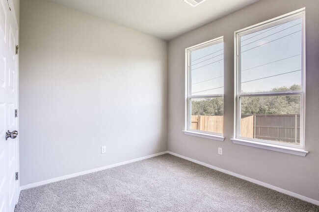 Building Photo - Newer cottage home in Cloverleaf community...