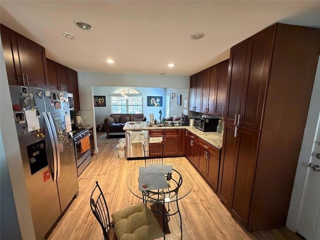 Building Photo - 809 Sussex Dr