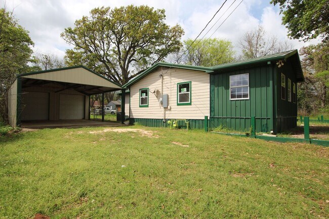 Building Photo - Coming Soon! 3 Bedroom 2 Bath in Bullard! Large Shop!