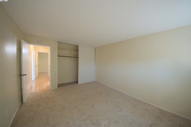 Building Photo - 1060 Oak Grove Rd