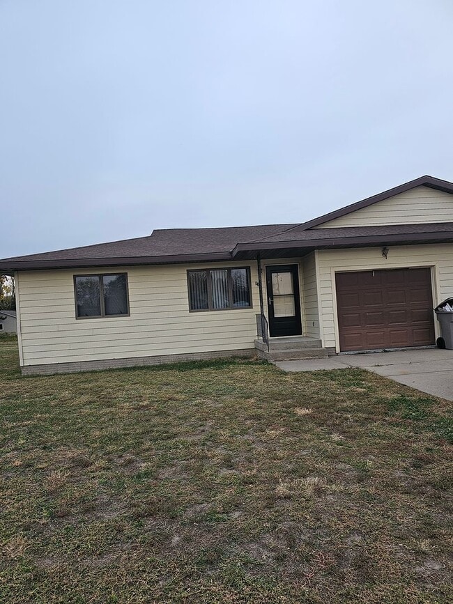 Building Photo - 2 bedroom, 1.5 bathroom apartment