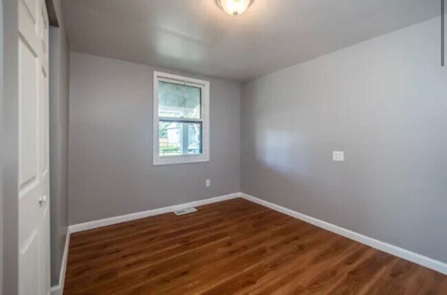 Building Photo - Cozy 2 Bed 1 Bath House in Council Bluffs!