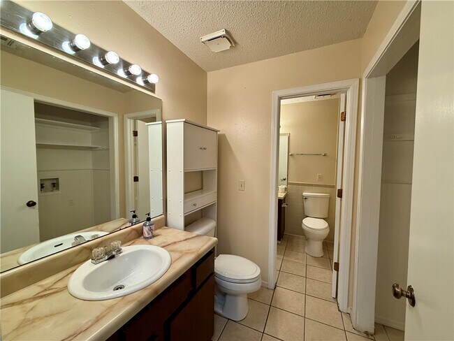 Building Photo - 930 N Century Dr