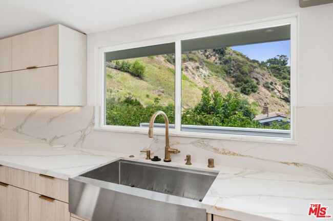 Building Photo - 1190 Bienveneda Ave