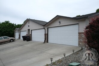 Building Photo - 2 Bedroom, 1 1/2 Bath Townhouse - Move In Ready!
