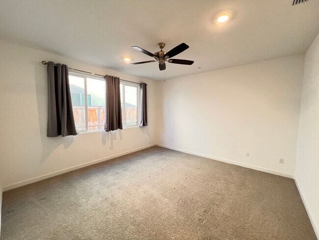 Building Photo - Northwest Bakersfield