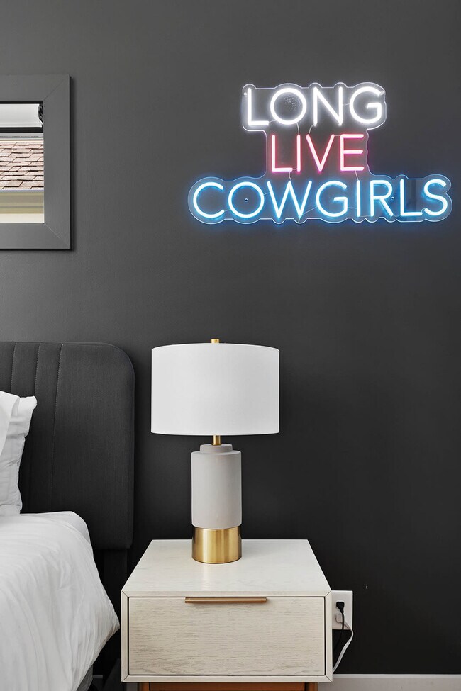 Building Photo - 916 11th Ave N