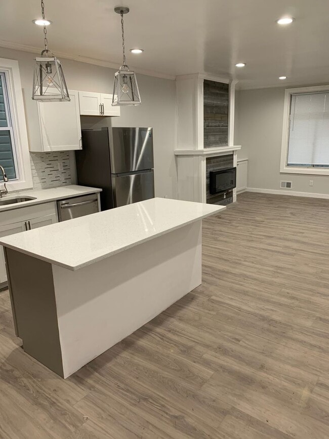 Building Photo - Gorgeous 3 Bedroom 1.5 bath with yard