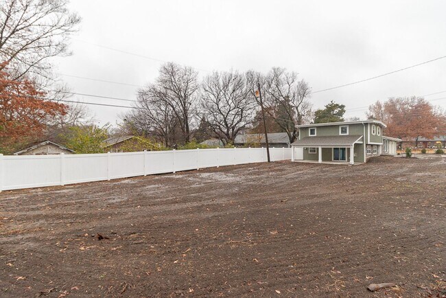 Building Photo - Gorgeous fully updated 3 bed 3 bath near KU Campus!