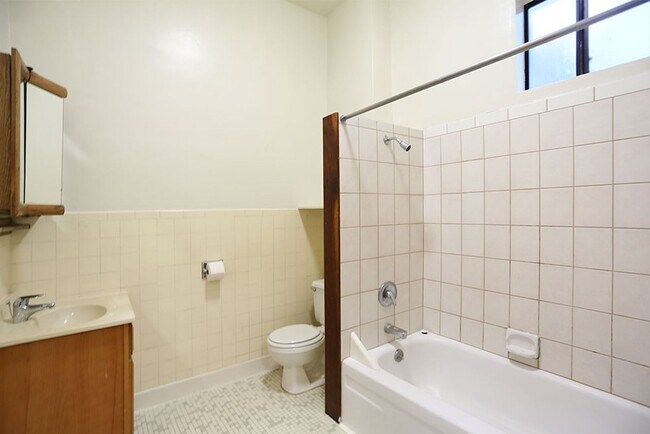 Building Photo - 614 10th Ave