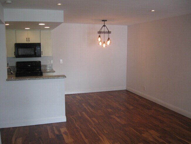 Building Photo - 8530 Holloway Dr