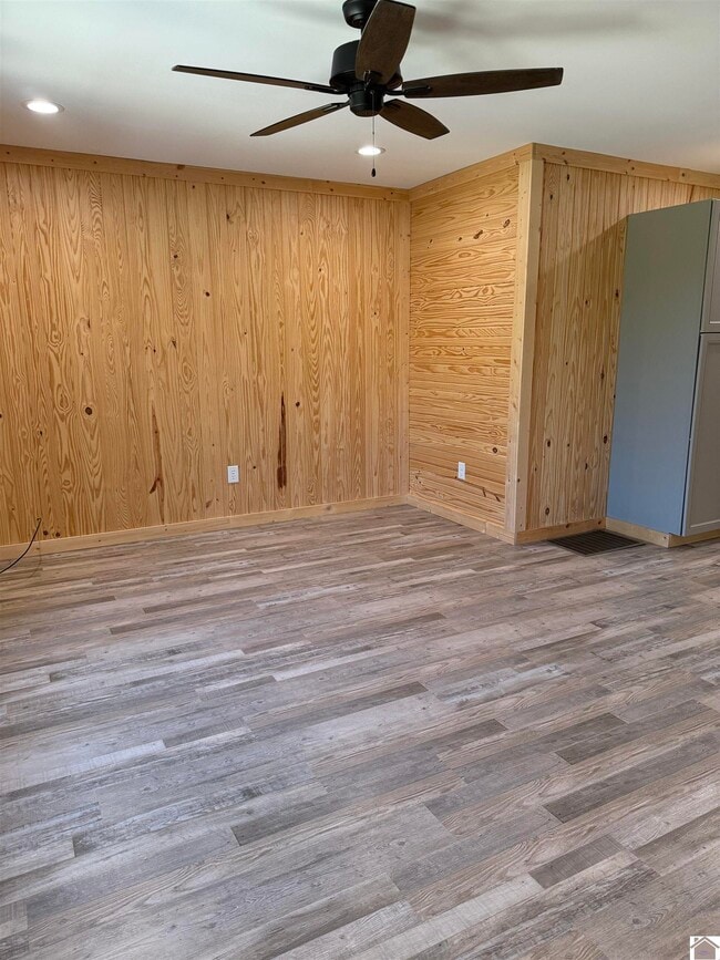 Building Photo - 45 Willow Dr