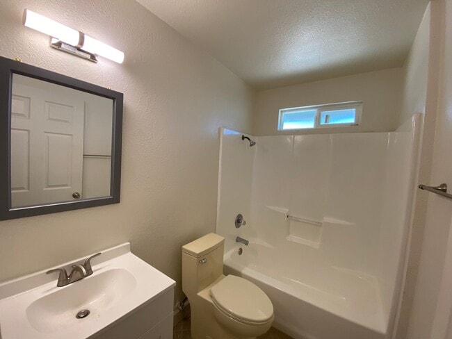 Building Photo - Cozy 2 Bedroom!