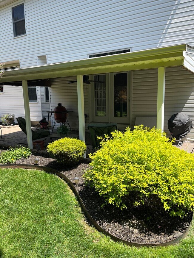 Building Photo - Updated & Landscaped 4 Bedroom, 4 Bath Hom...