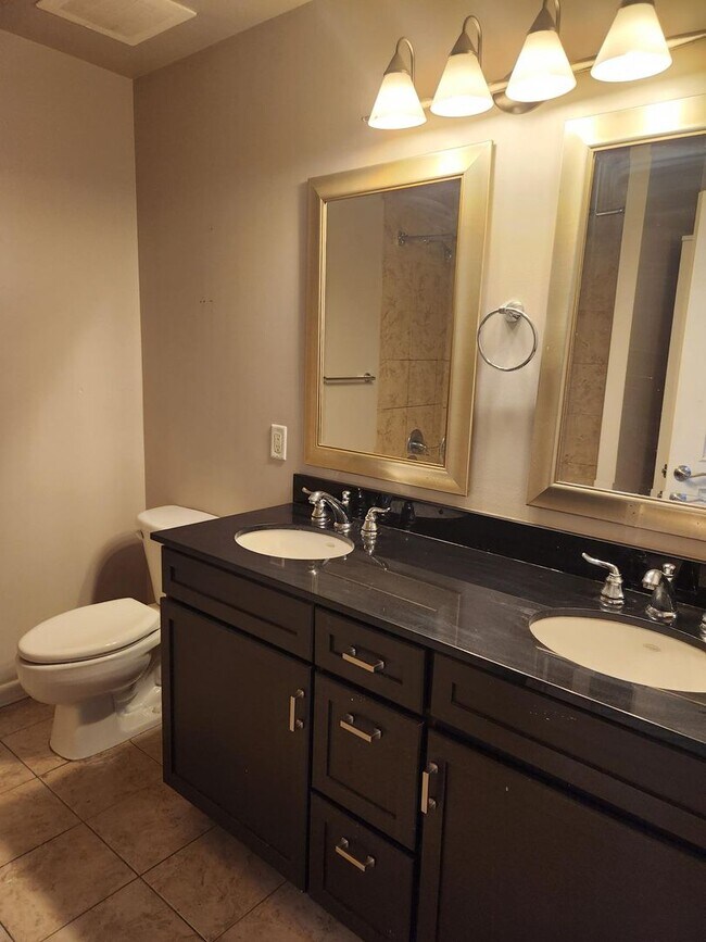 Building Photo - Spacious two bedroom two full bath in the heart of downtown!! AVAIL NOW!