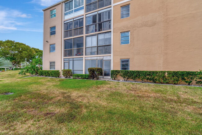 Building Photo - 6795 Huntington Ln