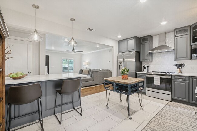 Building Photo - BEAUTIFUL FIRST FLOOR, 2-BEDROOM APARTMENT IN OLMOS PARK