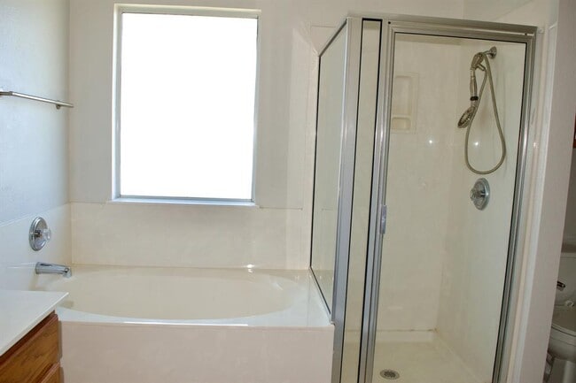 Building Photo - 1708 Darjeeling Dr