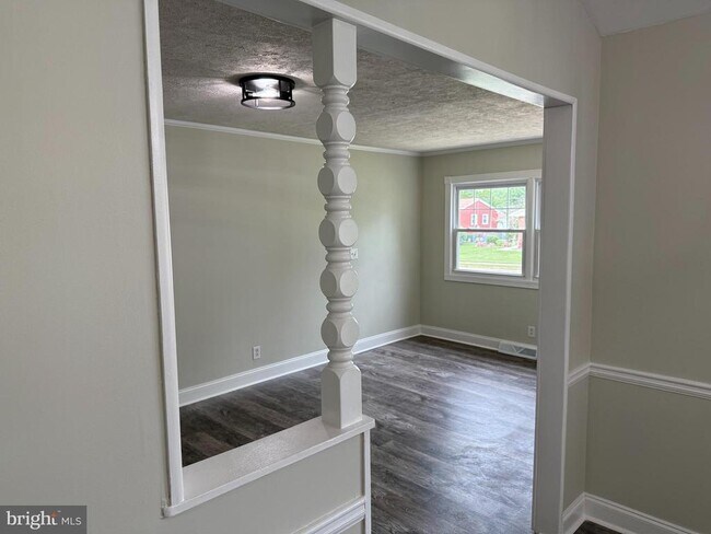 Building Photo - 417 Greenview Dr