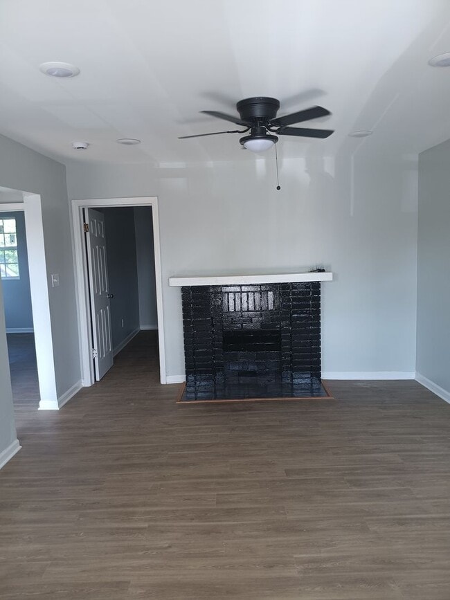 Building Photo - Newly Renovated Home in Quite Neighborhood
