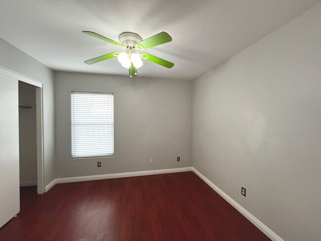 Building Photo - 1847 sq ft, 2 story, 4 Bedroom, 2 1/2 bath, 2 Car Garage home in the Vibrant city of Las Vegas.