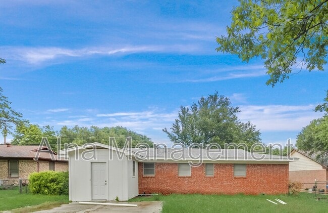 Building Photo - 805 N Douglas Ave