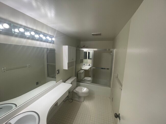 Building Photo - 30975 Pointe of Woods Dr