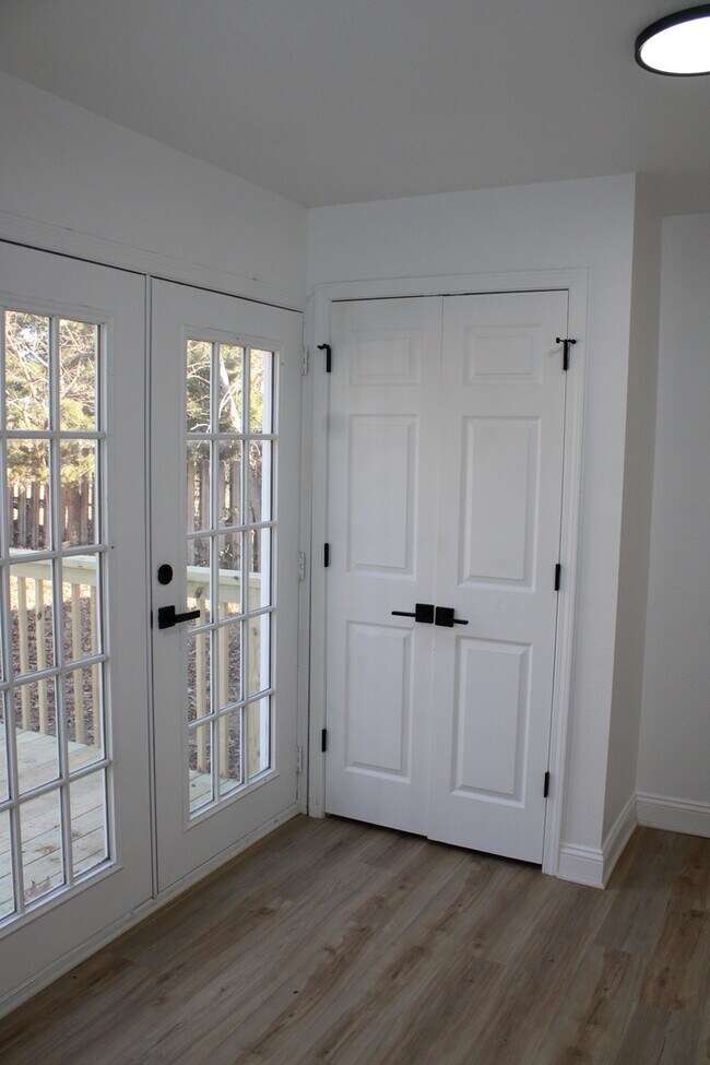 Building Photo - Cozy 2-bedroom, 1 full bath with vanity home located in Kansas City, MO