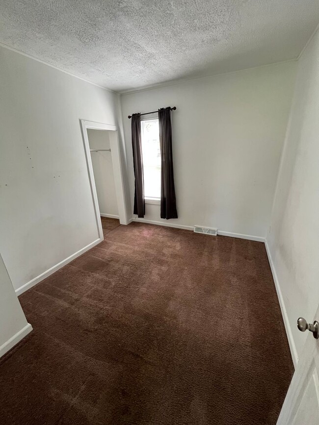 Building Photo - 4 Bedroom Home with a Large Yard