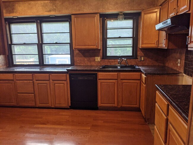 Building Photo - Recently updated Raytown single family home