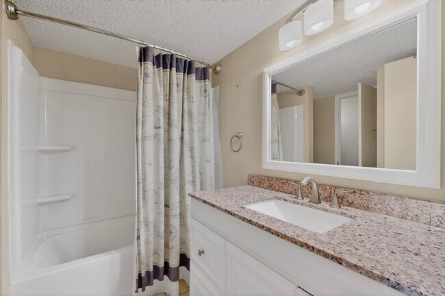 Building Photo - NE Affordable 2/BD 1/BA 1/CG 2nd Story NE Condo