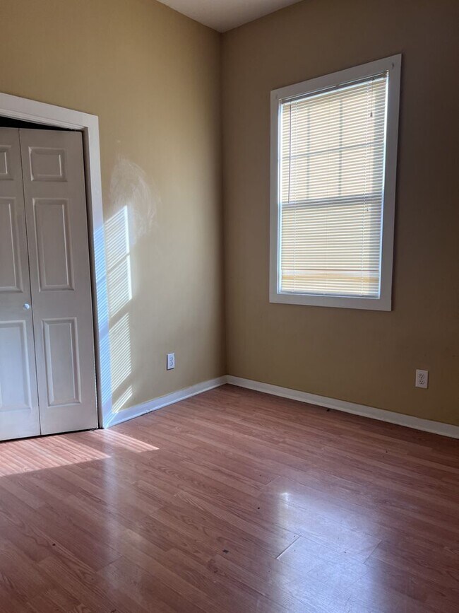 Building Photo - Cute pet friendly 2 bedroom single family ...