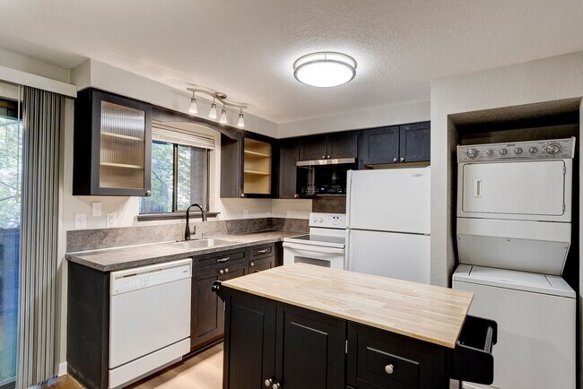 Building Photo - 2 Bedroom Ground Floor Condo