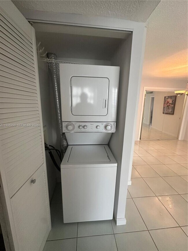 Building Photo - 2030 S Ocean Dr