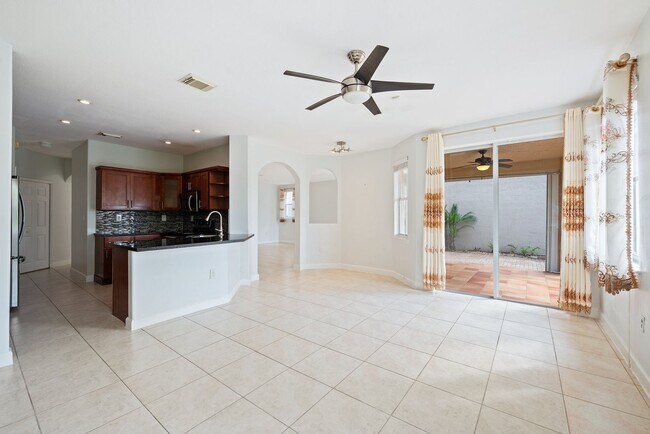 Building Photo - Spacious Waterfront 3-bedroom 3-bath Singl...