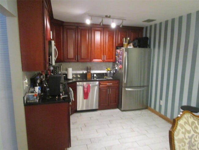 Building Photo - 952 Skyline Dr