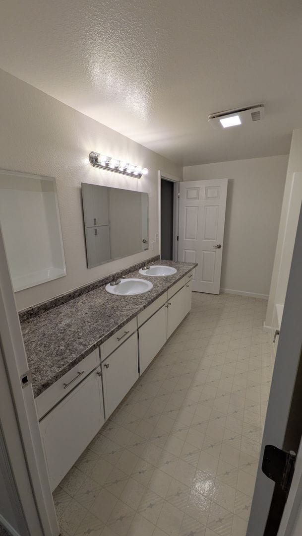 Building Photo - Available Now! 2 bedroom and 1 bath duplex