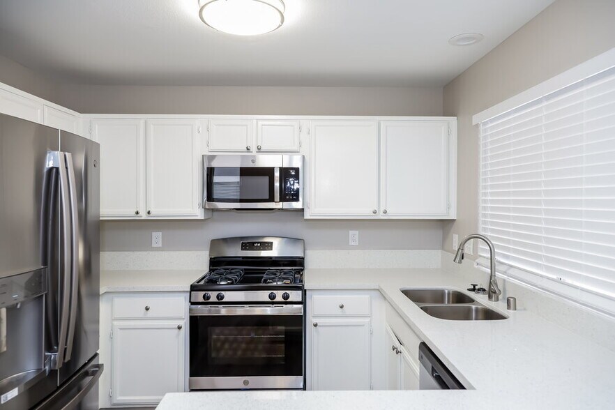 Building Photo - 2446 Cliffwood Dr