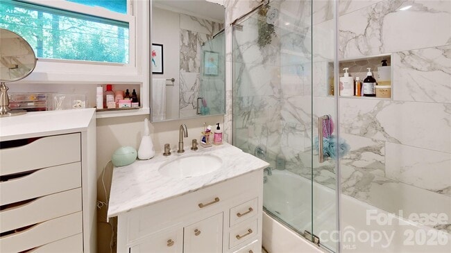 Building Photo - 640 Manhasset Rd