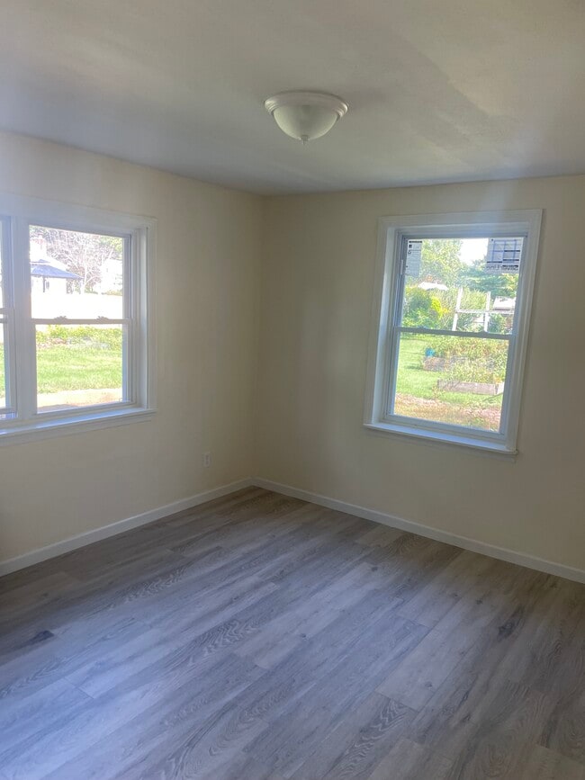 Building Photo - 27 Anthony St