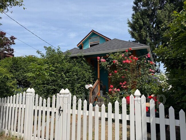 Building Photo - 1410 S Cloverdale St